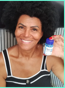 Mulher confiante e sorridente